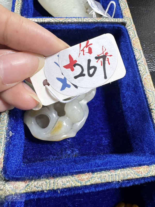 清 玉带皮松鼠葡萄 - 图2